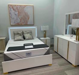 New 4 pc bedroom set in box $899