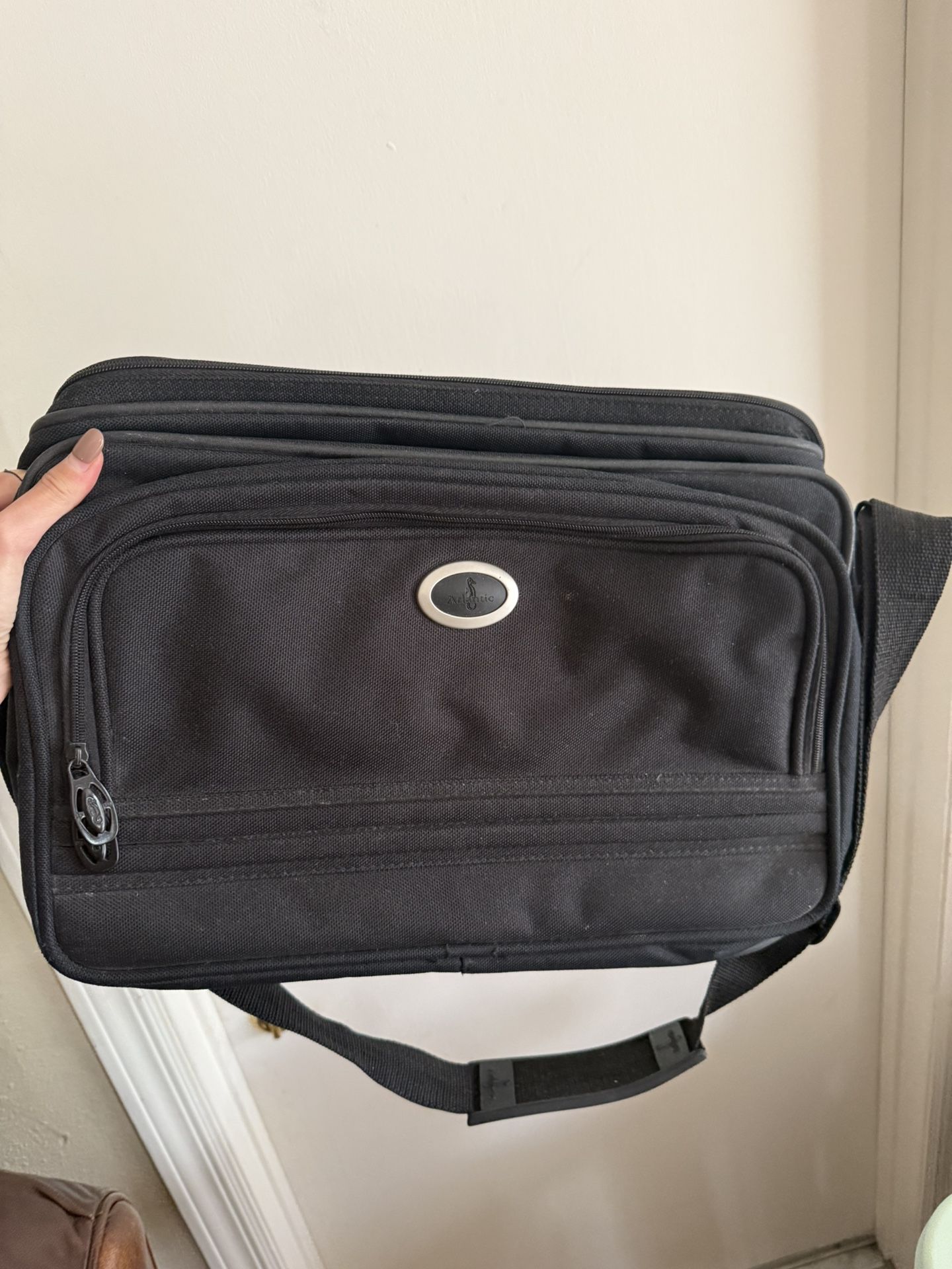 SwissGear 17β Laptop Messenger Bag β Excellent Condition