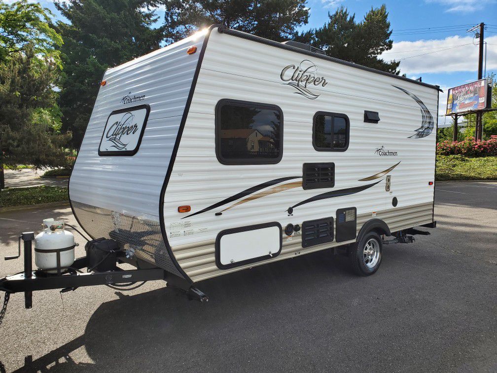 Photo 2015 Coachmen Clipper 16 Foot One Owner Ready For