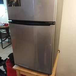 SMALL FRIDGE  GALANZ