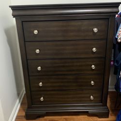 Dresser With 5 Drawers 