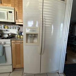 White Appliances, Fridge, Gas Stove, Dishwasher, Microwave 