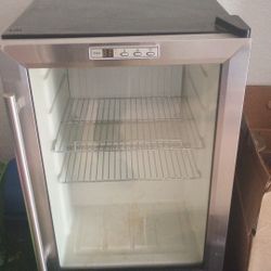 Mini Fridge With Temperature Adjustment 