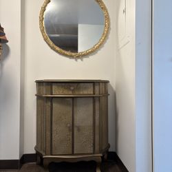Beautiful Entry Table With The Mirror