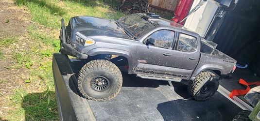 Element RC Enduro Knightrunner 4x4 RTR 1/10 Rock Crawler  con radio de 2.4GHz, batería y cargador.