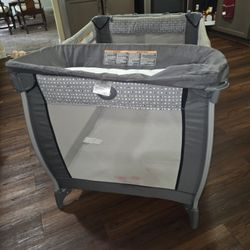 Graco With Changing Table 