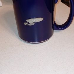 NEW CERAMIC STAR TREK COFFEE MUG WITH RAISED U.S.S.ENTERPRISE METAL EMBLEM