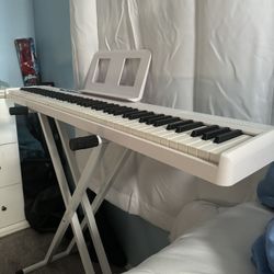 white piano 