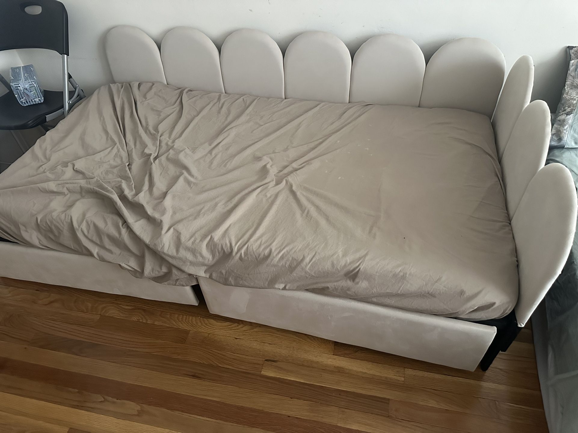 Twin Bed with Mattress β Gently Used β $100 (+$50 for Mattress)