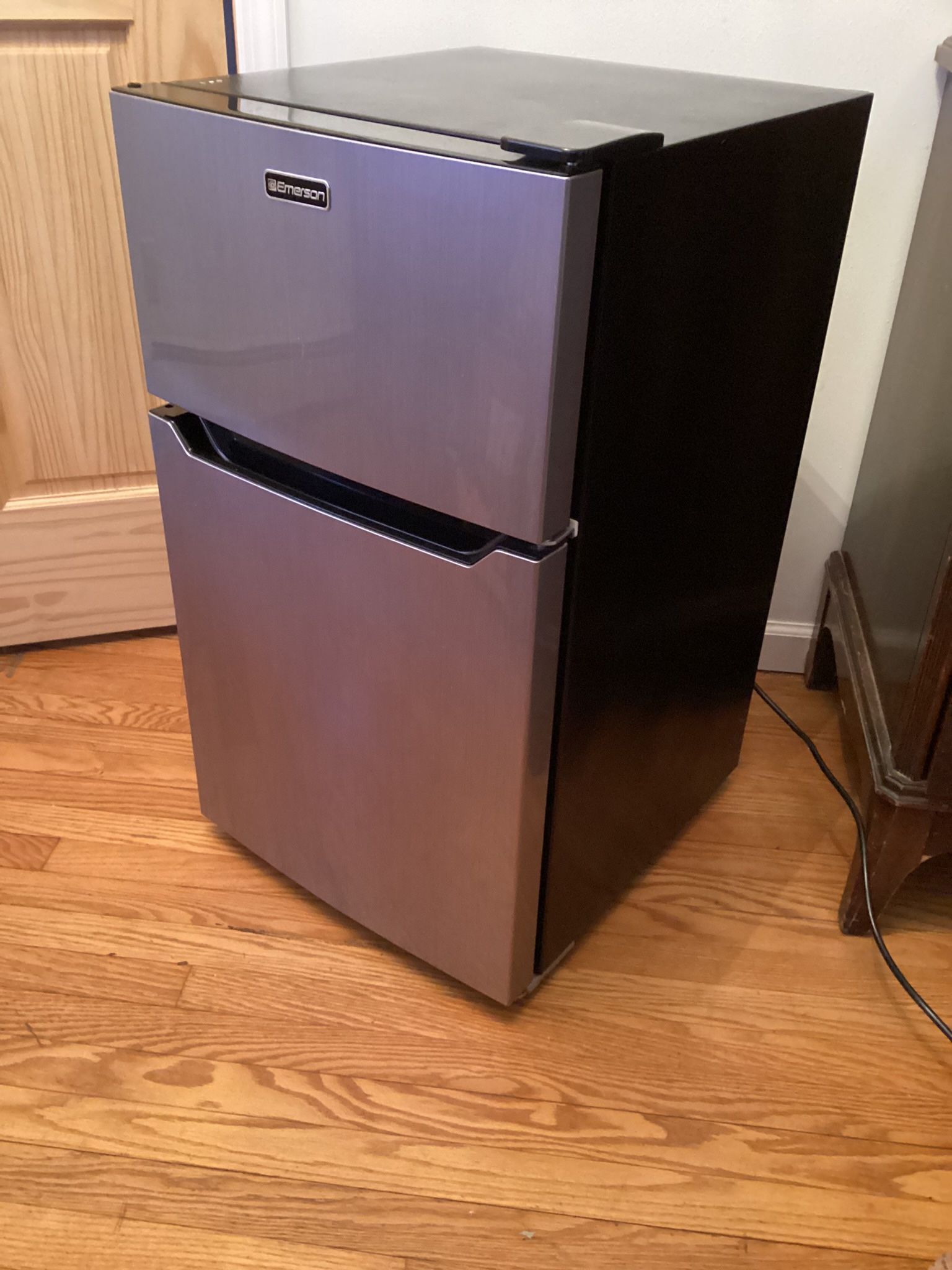 emerson 3.1 cu ft 2 door compact fridge and freezer