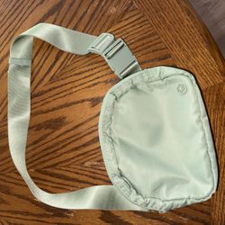 Gaiam Green Fanny Pack / Waist Bag in great condition with 3 pockets 