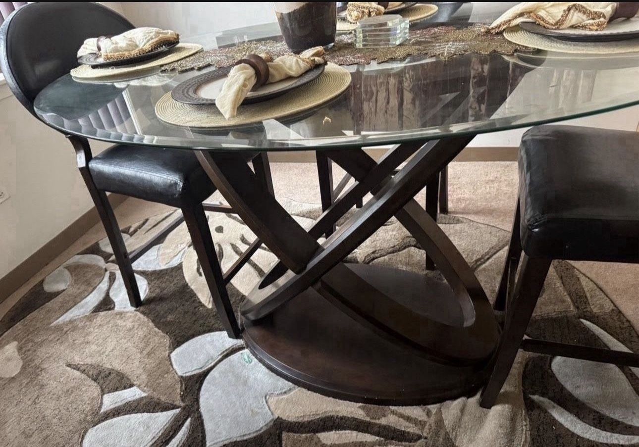 Circle Dinning Room Table (Good Condition) PICKED UP (Read Description