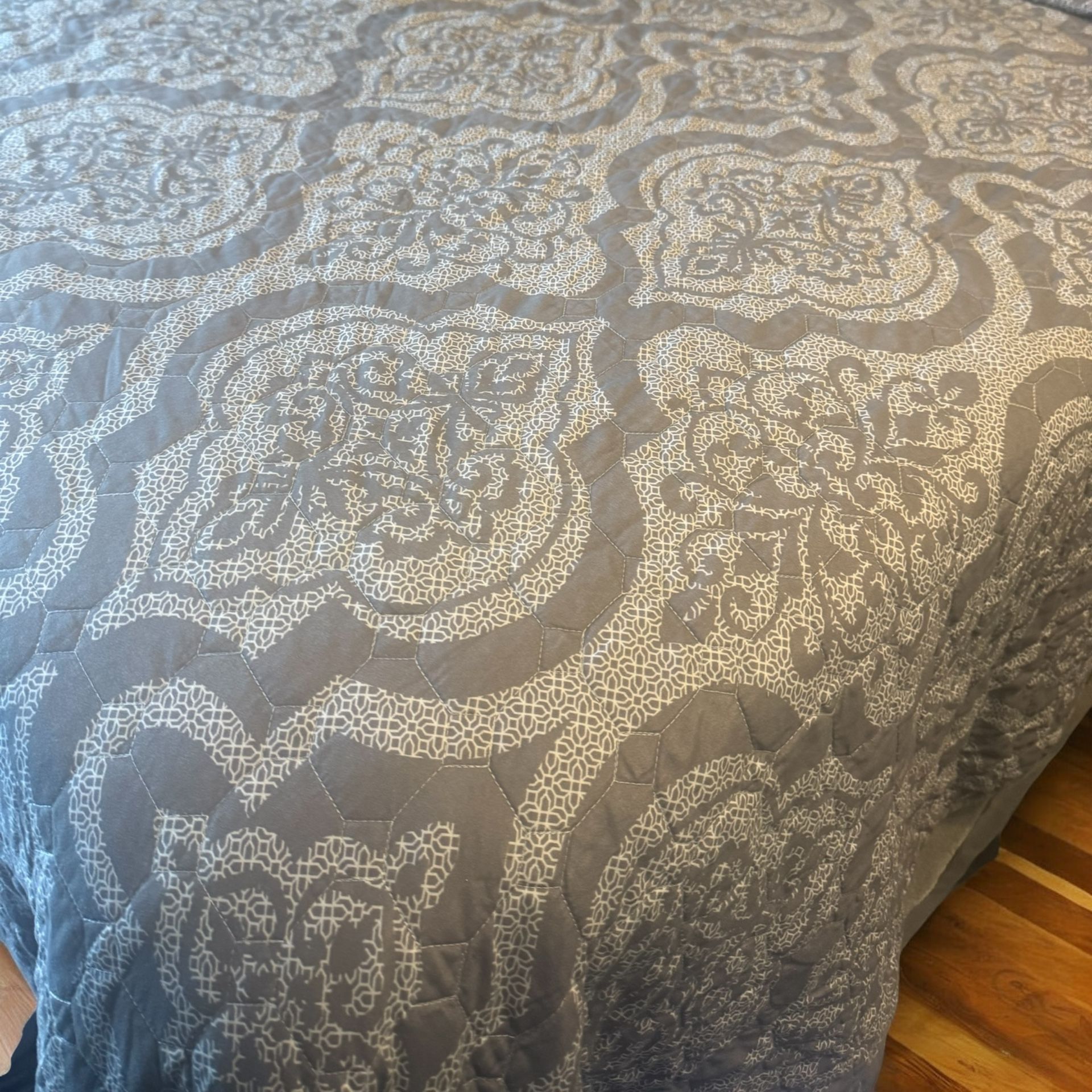 Reversible King Quilt Set in Grey