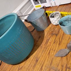 5 planter plant pots+ 1 planter stand+ 1 metal squirrel
5 planter plant pots+ 1 planter stand+ 1 metal squirrel
14.5" diameter *12"H Teal Porcelain pl