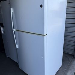 Ge Fridge With Ice Maker Good 32”  Width
