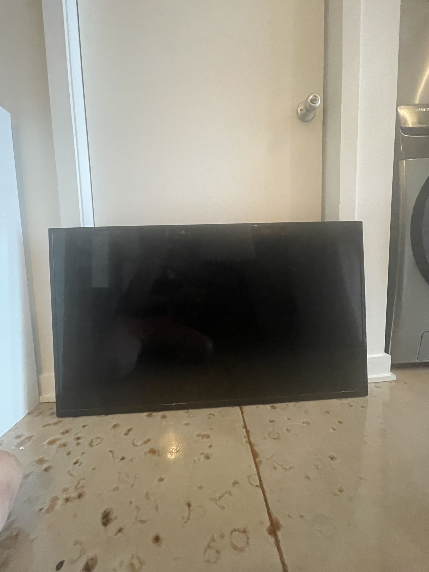 💻 W Box 43” Smart Monitor/TV – HDMI, USB, AV Inputs – Great for Work - $65