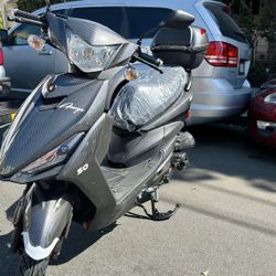 BRAND NEW SCOOTER 🛵 SS50 Street legal ✅ Automatic ✅ 4 stroke ✅  90MPG✅ 50cc✅ USB CHARGING PORT 🔋🔌   Different colors available  Black 🖤, blue 💙, 
