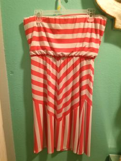 Cute summer halter dress.. Size 10 women's.. Good condition!