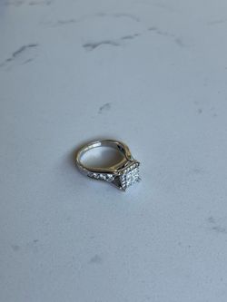 14 kt white gold natural diamond Ring size 7.5