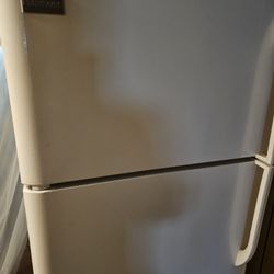 FRIGIDAIRE REFRIGERATOR