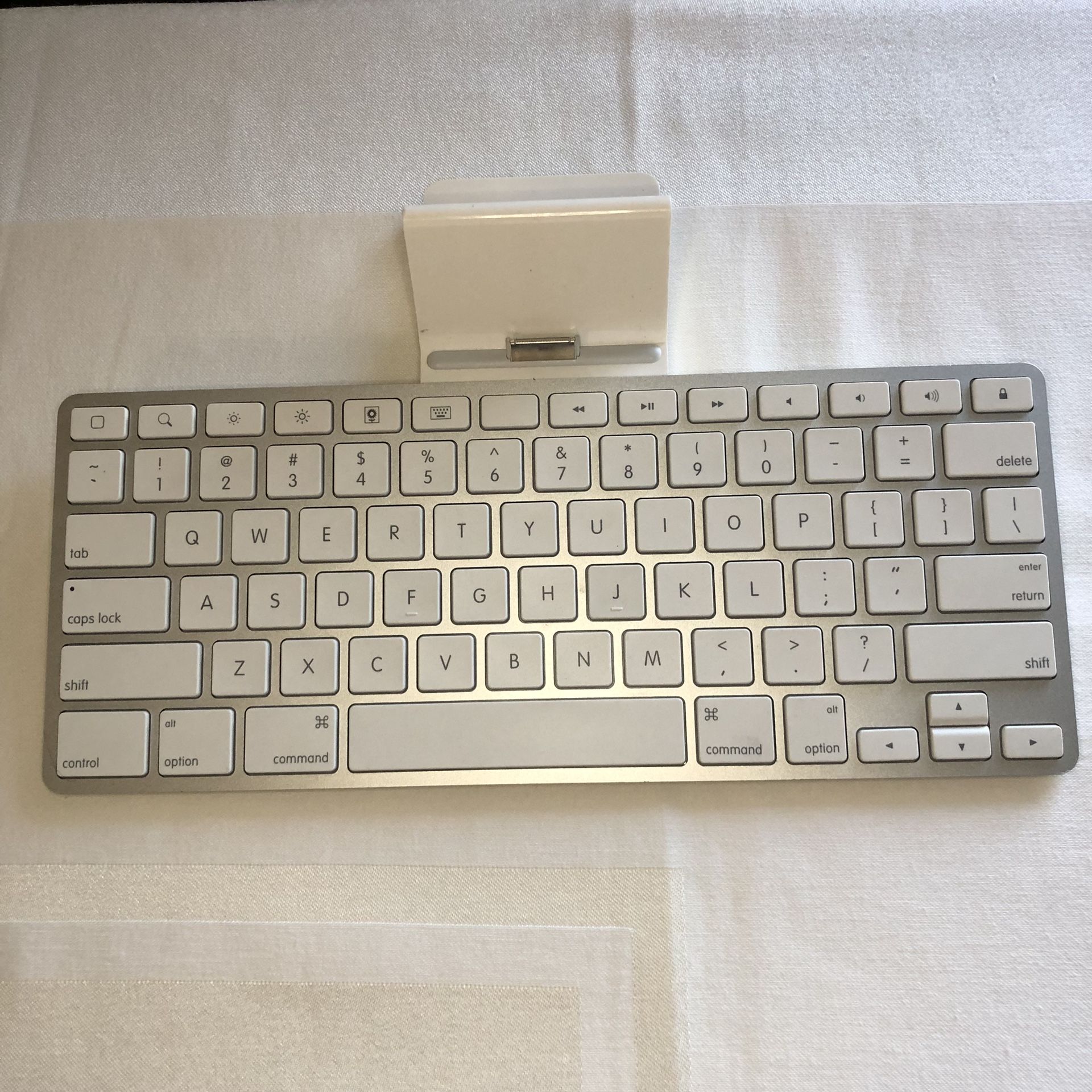 Apple A1359 iPad Keyboard Dock for 1,2,3 Generation 