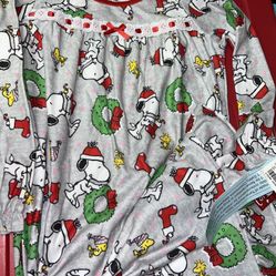 New. Girls Small.  Snoopy Holiday Nightgown 