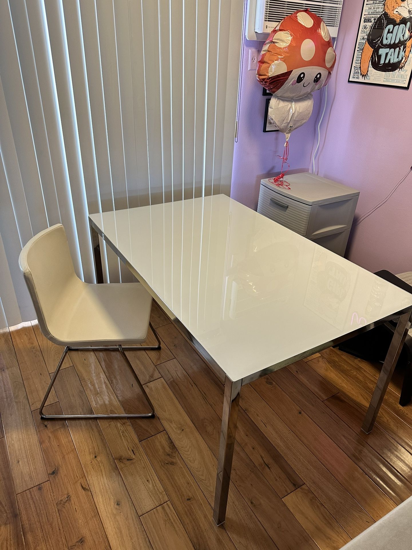 Dining Room Table and 4 Chairs