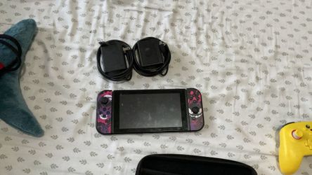 Nintendoe switch one with controllers and games ( Splatoon2, Mario cart 8 Deluxe, Zelda tears of the kingdom, Rocket league, NBA 2k 24)