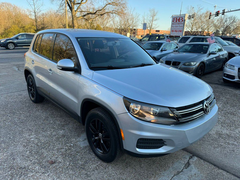 2014 VOLKSWAGEN TIGUAN S // touchscreen HeadUnit with CarPlay and Rearview Camera 

FINANCING AVAILABLE THROUGH LENDERS!
CLEAN CARFAX!
CLEAN TITLE!

J