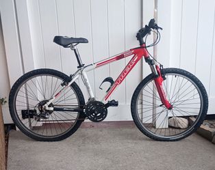 Bike Mountain Bike TREK Size 26 X 2.0 needs air in tubes and new seat