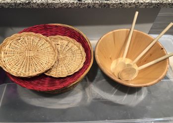 deep wooden plate with 3 spatulas and 4 wicker baskets, all for $ 10