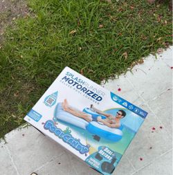 Motorized pool float