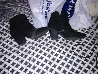Women's size 10 booties. Excellent condition
