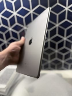 Apple iPad Pro 9.7’ 1st Gen iOS 16