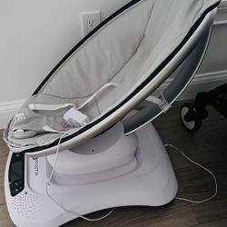 4moms mamaRoo 4 Bluetooth Plush Baby Swing - Silver