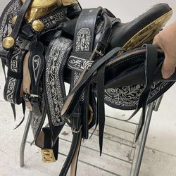 Nuevas monturas charras bordadas con todo el Herrage,los estribos y el fuste chapeado en Oro