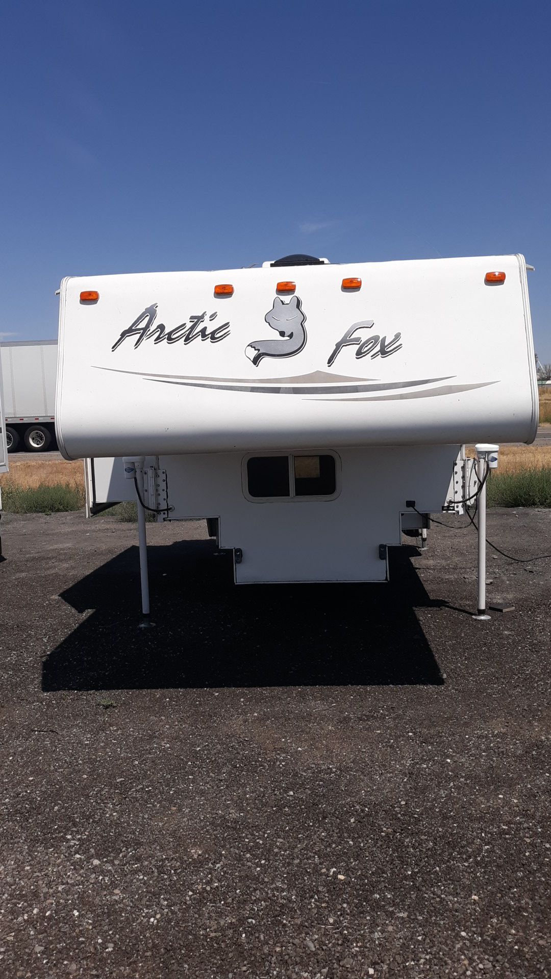 Photo Artic Fox 990 Truck Camper
