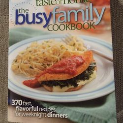 Taste of Home: Busy Family Cookbook: 370 Recipes for Weeknight Dinners Papeback