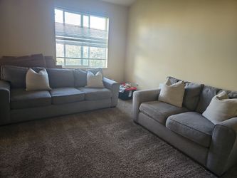 Sofas in good condition in Fife, WA