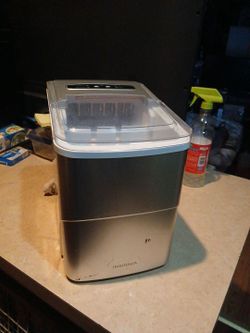 Ice cube maker