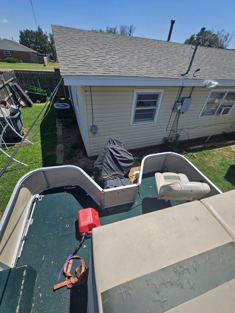 24 Ft Pontoon Boat W/115 HP Johnson Outoboard for Sale in Lubbock, TX