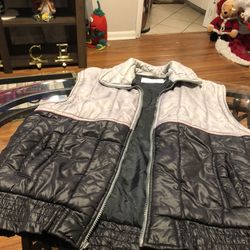 Men's Medium Gray/Black Jacket / Vest  $15