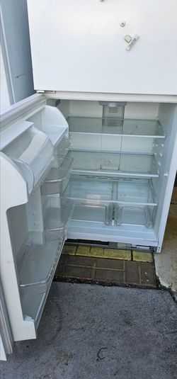 Whirlpool refrigerator white top freezer WRT311FZDW00 21 Cu. Ft.used work great