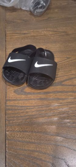 Toddler nike sandals size small