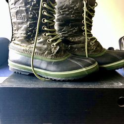 Men's 9.5 US size. Brand new Sorel LEATHER snow boots.
