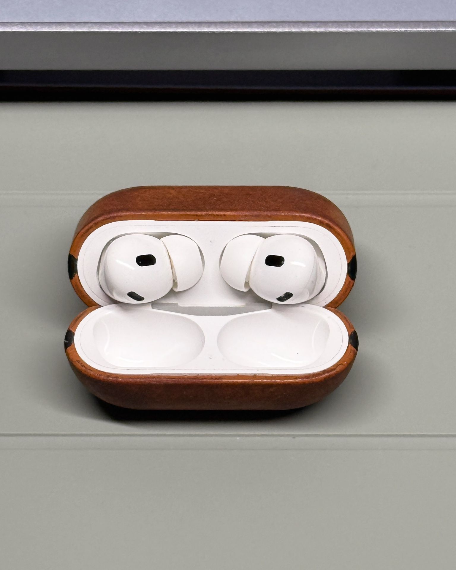 AirPods Pro (2024, Gen 3) + Nomad Leather Case