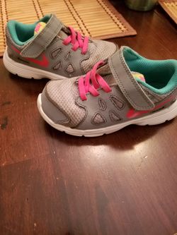 Girls tennis shoes
