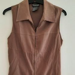 Notations Sleeveless Zip-Up Vest.
Size Medium.