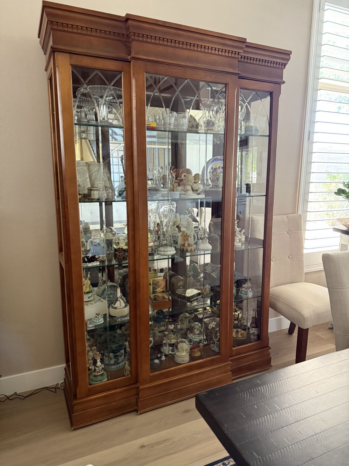 Curio/china Cabinet (lighted)