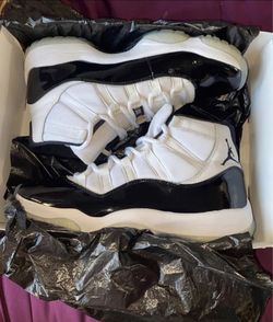 Air Jordan 11 Retro - Size 9
